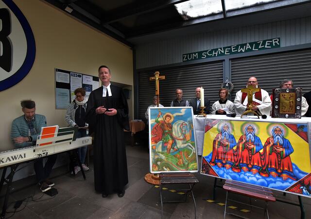 Pastor Dr. Michael Wohlers eröffnet den Pfingstmontagsgottesdienst