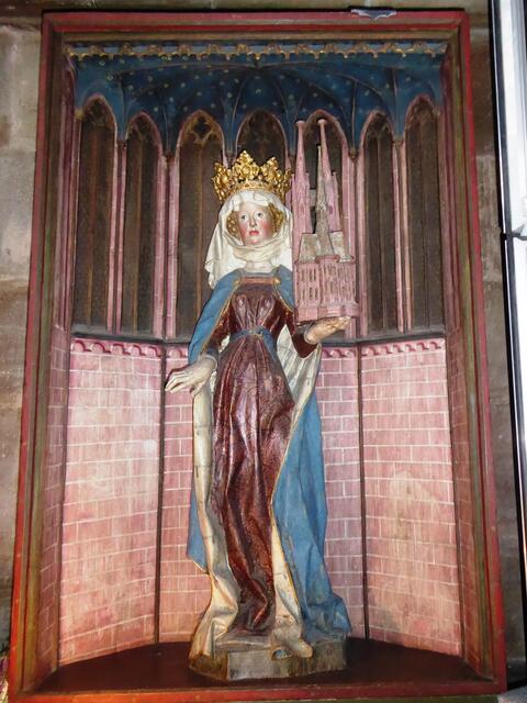 Die "Französischen Elisabethstatue", eine spätgotische Holzfigur im Chörlein, die um 1470 erschaffen wurde. Die Krone wurde nachträglich hinzugefügt.