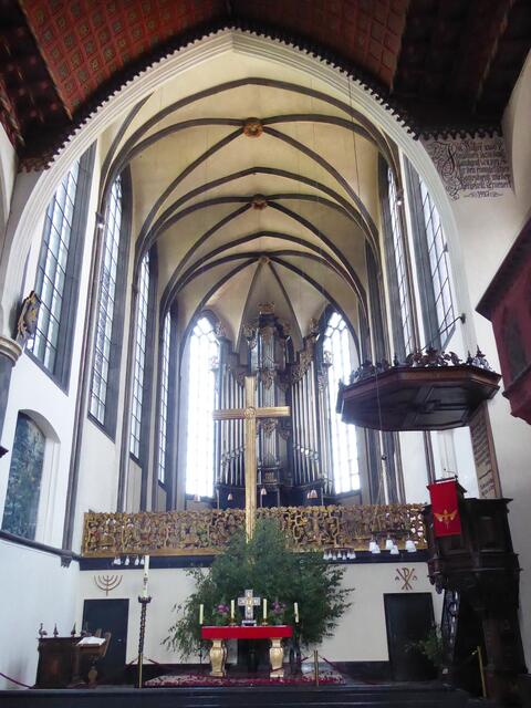 Blick zum Altar, zur Kanzel, zur Orgel und zum Chorraum der Universitätskirche. Im Jahr 1300 wurde der Chor errichtet, 1658 durch den Landgrafen Wilhelm VI. von Hessen-Kassel für den evangelischen Gottesdienst wieder hergestellt und 1927 zum 400. Jahrestag der Universitätsgründung erneuert.