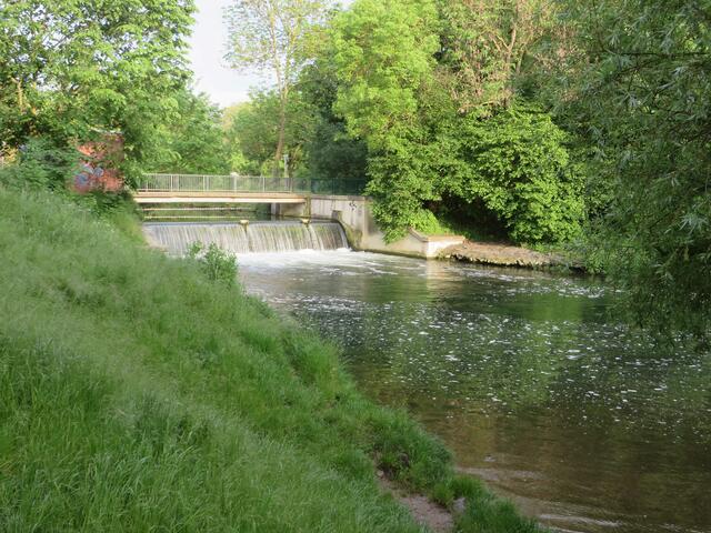Der Weg führt an der Innerste entlang. Hier ein Stauwehr.