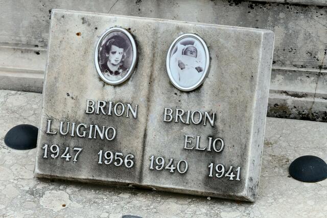 Auf dem traditionellen Gemeindefriedhof nebenan findet man ebenfalls den Namen Brion. Hier auf der Grabstelle von zwei sehr jung verstorbenen Menschen.