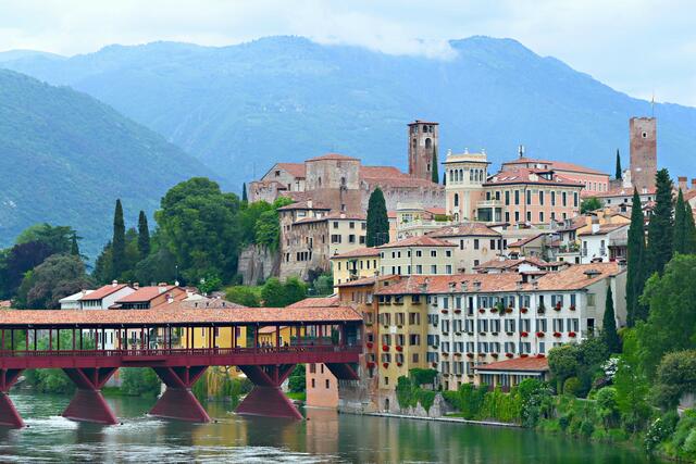 Einer unserer Lieblingsorte, obwohl er eher alpin als mediterran wirkt: Bassano del Grappa am Fuß des gleichnamigen Bergs mit dem Ponte Vecchio über den Fluß Brenta.
