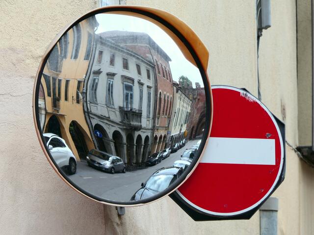 Das Auto besser draußen lassen. Im historischen Zentrum geht es wie so oft sehr beengt zu.