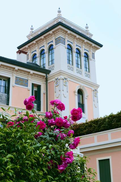 Dieses reizende Hotel "Terraglio Rooms"  ist leicht zu finden, denn ist vom Ponte Vecchio aus leicht auszumachen. Doch ob die Reisekasse für eine Nacht in einem der wenigen Zimmer gut genug gefüllt ist, steht auf einem anderen Blatt