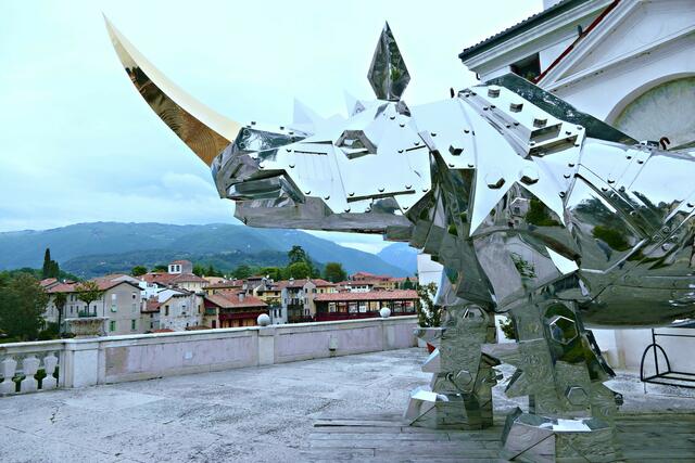Der monumentale "KING KONG RHINO" des taiwanesischen Künstlers Shih Li-Jen zieht seit einiger Zeit die Besucher auf die Aussichtsplattform vor dem Palazzo Sturm. Er war zunächst Aushängeschild für eine Dürerausstellung und ist seither mit seinen effektvollen Spiegelungen ein optischer Blickfang.