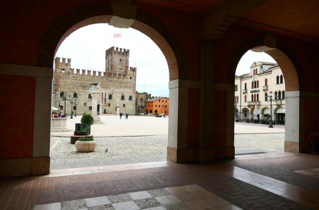 Marostica, Durchblick auf die Piazza degli Scacchi, auf der alle 2 Jahre das spektakuläre Schachspiel mit lebenden Figuren dargeboten wird. 