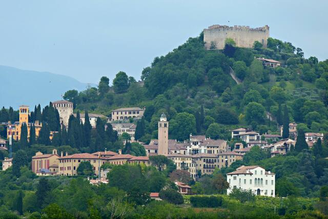 Der Dichter Giosuè Carducci nannte Asolo "die Stadt der 100 Horizonte". Um diesen Eindruck zu erleben, müßte man bei klarer Sicht zur Burg rechts oben hochsteigen (nur am Wochenende geöffnet). Besteigen kann man auch den wuchtigen Stadtturm am Castello (rechts neben dem orangen Turm)