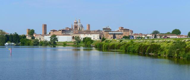 Die Einfahrt nach Mantua über den Ponte di San Giorgio ist die vielleicht schönste Annäherung an eine Stadt in ganz Oberitalien und nur vergleichbar mit Venedig. Die Seen, die der Mincio rund um die Altstadt bildet, lassen den Eindruck entstehen, Mantua wäre eine Hafenstadt.