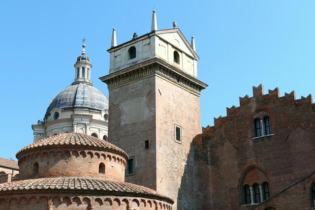 Der mittlere Turm ist der berühmte "Broletto". Das ganze Bauwerk rechts daneben ist der "Palazzo della Ragione", der Gerichtspalast, der als Rathaus, Gerichtsplatz und Markthalle gleichzeitig diente. Links vorne die kreisförmige "Rotonda".