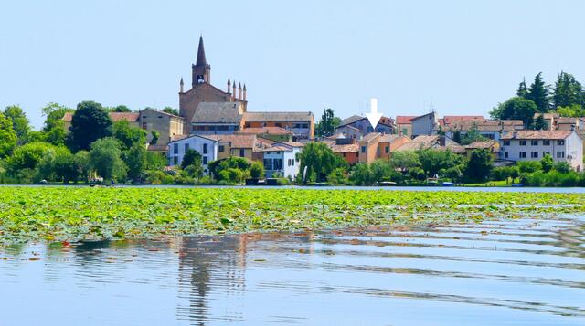 Der Borgo Angeli ist ein Ortsteil Mantuas direkt am Lago Superiore. Das ehemalige Fischerviertel rund um die Chiesa Santa Maria degli Angeli war ein ruhiger und idealer Standort mit bester Anbindung in die Stadt und ins Umland. Unsere Unterkunft im "B&amp;B Casanonni" ist mit dem weißen Pfeil markiert. 