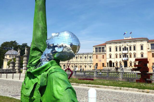 Piazzola sul Brenta nördlich von Padua lohnt immer einen Zwischenstopp. Etwas außerhalb der Stadt findet man den Campo mit der weitläufigen Anlage der venezianischen "Villa Contarini", in der immer wieder Kunstausstellungen zu Gast sind.