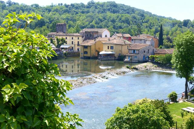 Borghetto, der malerische Ortsteil von Valeggio sul Mincio ist direkt über den Stausee unterhalb des Visconti-Damms gebaut und zieht Massen von Tagestouristen vom nahen Gadrasee an.