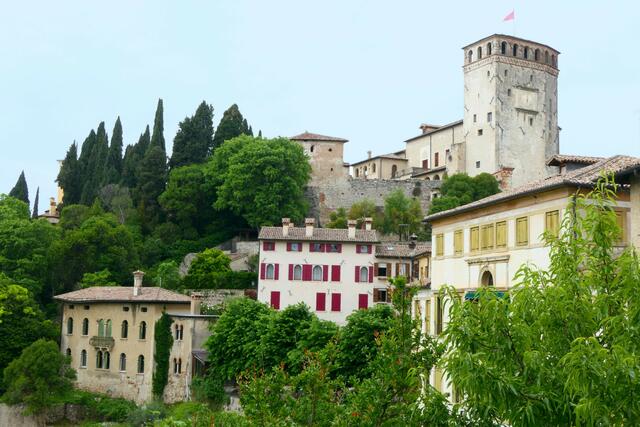 Blick auf das Castello della Regina Cornaro mit dem neuerdings auch begehbaren Stadtturm