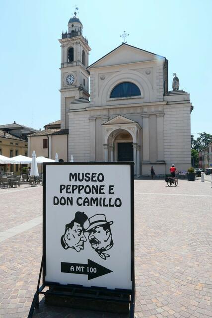 Im Hintergrund die berühmte Pfarrkirche von Boscaccio, wie die Stadt in den Spielfilmen hieß.