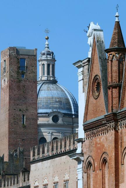Die blaue Kuppel der Basilica Sant'Andrea dominiert das Stadtbild aus allen Richtungen