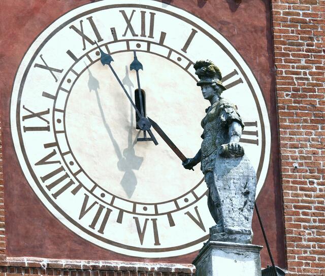 Die Uhr am Kirchturm der Abteikirche