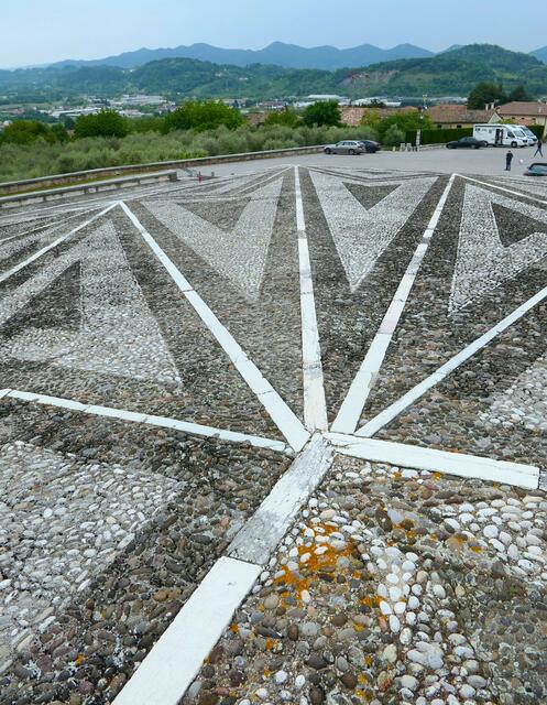 Der Vorplatz des "Tempio Canoviano" scheint optisch mit der Hügelkette im Hintergrund zu verschmelzen. Die tempelartige Pfarrkirche und Grabstätte Canovas sollte man unbedingt besichtigen, ganz Mutige können auch die Kuppel besteigen.