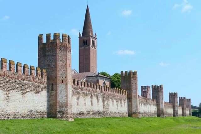 Das Bilderbuchstädtchen Montagnana nahe der Euganeischen Hügel muß man gesehen haben. Wie Cittadella ist es komplett von einer Mauer umschlossen, die man zwar nicht begehen kann, aber dafür ist sie zwischen den vier Stadttoren mit 24 wehrhaften Türmen bestückt. Beim Palio im September erlebt man hier pures Mittelalter!