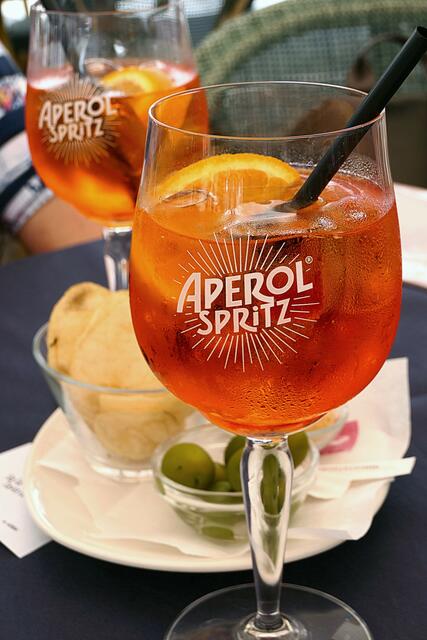 Ein Aperol geht immer und in Italien sind häufig Chips und Oliven und ab und an sogar kleine Snacks inklusive!