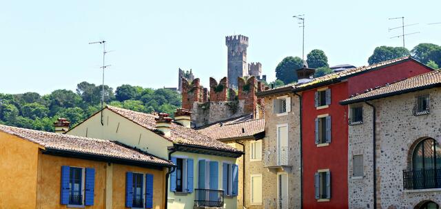 Blick von Borghetto hinauf zur Scaligerburg in Valeggio, das sich als Geburtsort der Tortellini bezeichnet. Etwas außerhalb findet der Naturliebhaber mit dem "Parco Sigurtà" einen sehenswerten botanischen Park.
