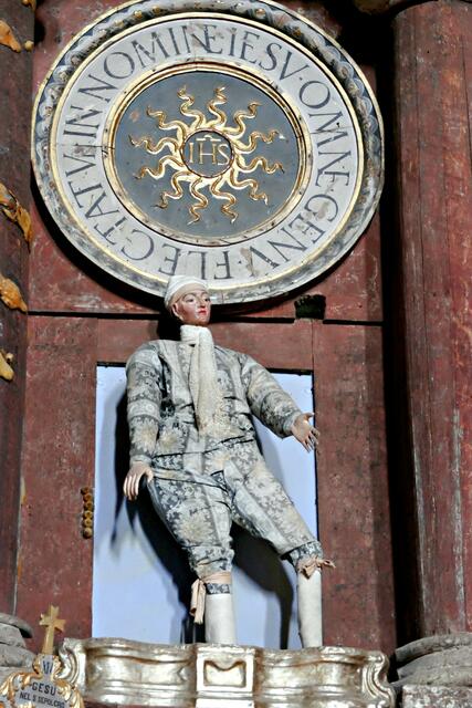 In der völlig ungewöhnlich ausgestatteten Kirche befinden sich in unzähligen Nischen unterschiedlichste Statuen, die wie Schaufensterpuppen ausgearbeitet sind.