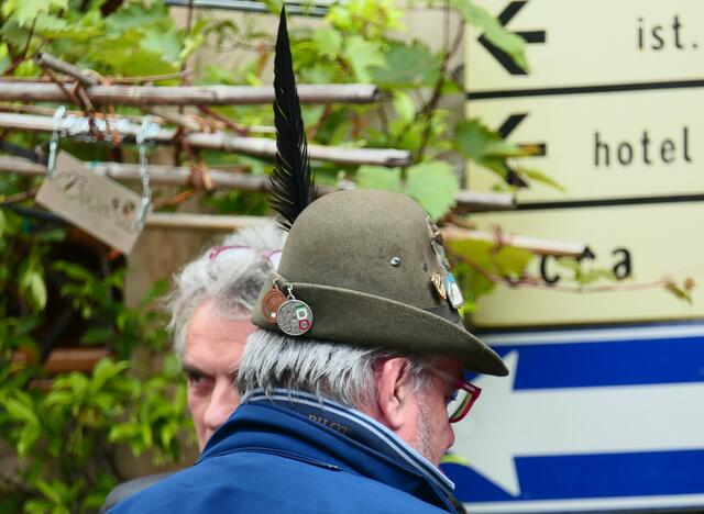 Anhängern der Alpini begegnet man im bergnahen Norditalien sehr häufig. Ihr Markenzeichen ist der typische Hut der italienischen Gebirgsjäger.