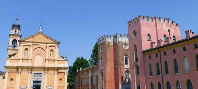 Architektur Ton in Ton rund um die Piazza Matteotti in Goito am nördlichen Ende des Mincio Naturreservats