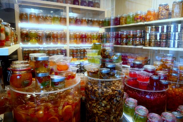 Zwei kulinarische Mitbringsel findet man in Mantua an jeder Straßenecke: Die "Sbrisolona", einen runden harten Kuchen und die "Mostarda", die aus eingelegten Quitten oder Äpfeln mit Senf hergestellt wird und wirklich hervorragend zu Käse, aber auch zu Carpaccio mundet. Hier ein ganzes Fenster mit Mostarda-Gläsern, die in Mantua meist scharf wie Ingwer schmeckt.