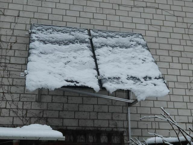 Bild 2 von 2 aus dem Januar 2023: Vier Tage lang Schnee auf den PV-Modulen der Solaranlage! SO wird das nix mit der Produktion von Haushaltsstrom bzw. schon gar nicht fürs Heizen. Somit kam auch für vier Tage nur 0,0 kWh el. Solar-Energie fürs Wärmepumpen-Heizen mit Solarstrom dabei raus. Also: Doch Heizen mit anderen Energieerzeugern, während dieser Schee-Phase / im ganzen Januar???