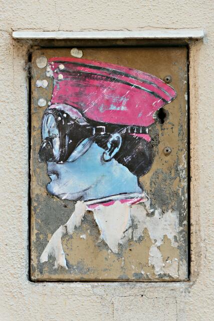 Moderne Alltagskunst gesprüht an eine Hauswand