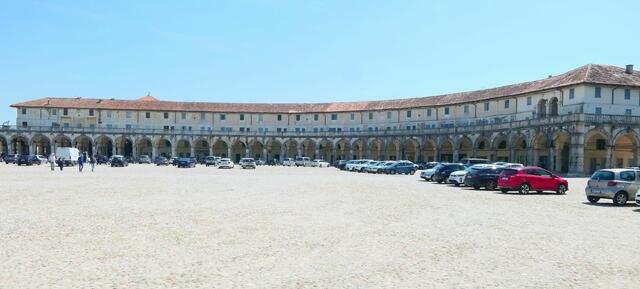 Gegenüber der Villa parkt man auf einer der beeindruckendsten Abstellflächen für Pkw vor der halbrunden "Loggia Palladiana". Unter den Arkaden befinden sich Geschäfte und Restaurants.