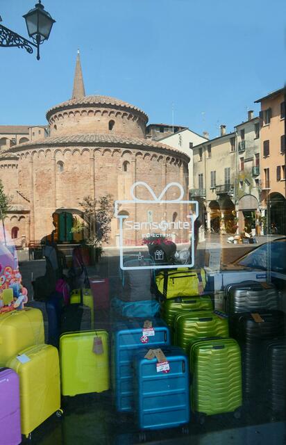 Die "Rotonda di San Lorenzo" spiegelt sich im Schaufenster
