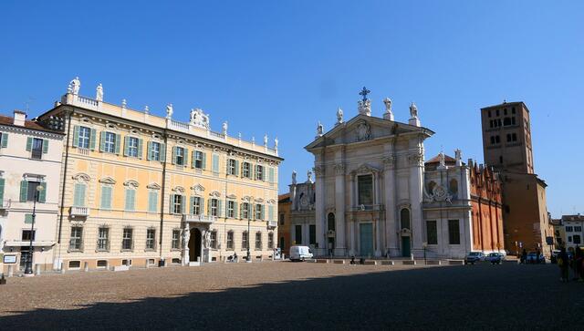 Im Anschluß ein paar Impressionen, die beim Flanieren über die Piazza Castello, die Piazza Sordello und die Piazza Broletto entstanden, die nahtlos ineinander übergehen. Die Fußwege im ganzen Altstadtkern sind kurz, nur zum Palazzo Tè hinaus ist es etwas weiter.
Hier die Piazza Sordello mit dem Palazzo Vescoville und demCattedrale di San Pietro Apostolo
