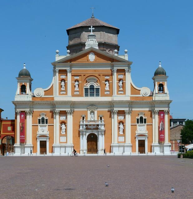 Der Dom Santa Maria Assunta bildet endlich wieder den optischen Abschluß der langgezogenen Piazza, nachdem er jahrelang hinter Baugerüsten verborgen war.