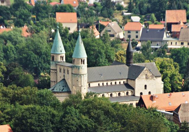Stiftskirche St. Cyriakus mit Westportal und den Vierungsturm