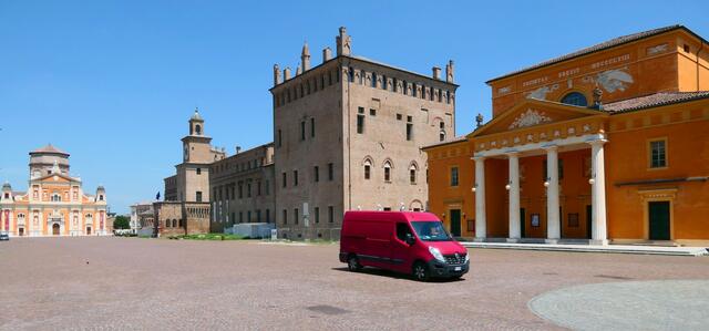 Volle Breitseite! Die riesige Piazza dei Martiri in Carpi bei Modena. Von rechts: das Teatro Comunale, der Torrione degli Spagnoli, der Palazzo dei Pio und die Cattedrale di Santa Maria Assunta