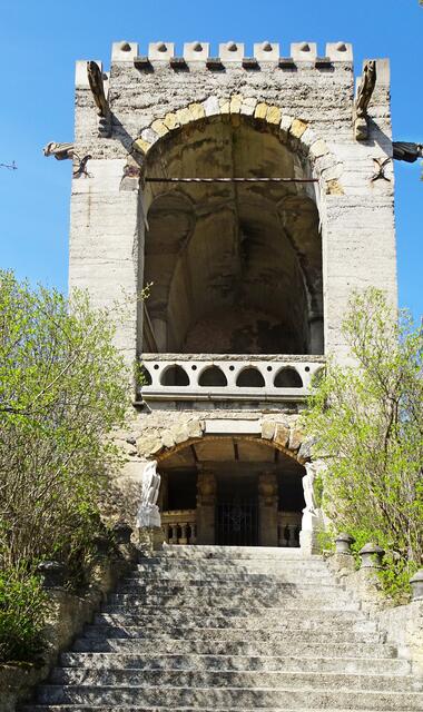 Aussichtsturm auf der Roseburg, unten das Mausoleum für das Ehepaar Sehring