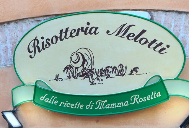 Als Risotto gäbe es ihn z.B. hier bei MELOTTI oder draußen am Scaligerturm bei FERRON, doch wer zu früh oder sonntags kommt, den bestraft das Leben