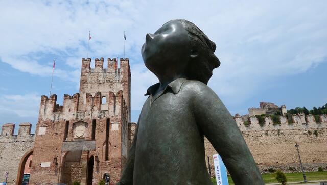 Durch die Porta Verona links betritt man die Altstadt von Soave, rechts oben die Skaligerburg. Um den gesamten Ortskern zieht sich die zinnenbewehrte Mauer, die zusätzlich mit zwei Dutzend Türmen bestückt ist.