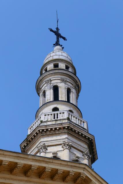 Wahrzeichen der Stadt und weithin sichtbar: der hohe schlanke Turm der Pfarrkirche Santa Maria Maggiore