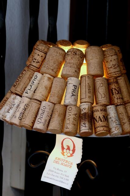 Die Korken diverser Soavewinzer bilden den Schirm dieser Lampe. Innerhalb der Stadtmauer findet man Cantinen einiger großer Namen, z.B. die von Pieropan.