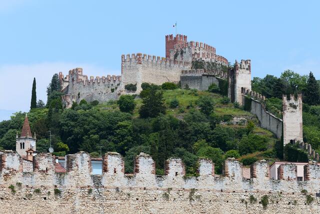 Die gesamte Wehranlage wurde in den letzten Jahrzehnten hervorragend instandgesetzt. Die Burg kann man zu Fuß oder mit dem Pkw erreichen (geöffnet an allen tagen außer Montag).