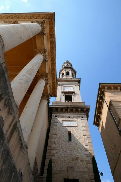 Links die ungewöhnliche Säulenstruktur der Kirche, rechts das Rathaus