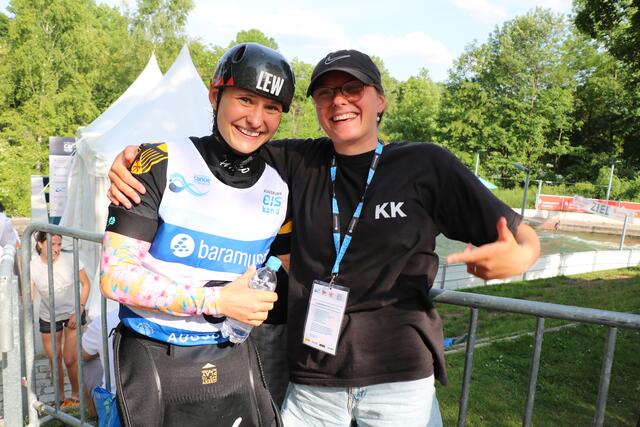 Emily drückt ihre Schwester Elena ganz fest vor lauter Freude über die Goldmedaille  | Foto: Marianne Stenglein