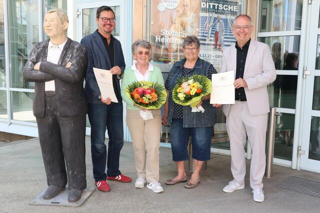 Christine Joder und Marianne Pröll (Mitte) erhalten von Uwe Wagner (links), Leiter Kulturamt, und Michael Wörle (rechts), Erster Bürgermeister, die Ehrenurkunden für ihr 25-jähriges Dienstjubiläum. | Foto: Stadt  Gersthofen / Kai Schwarz