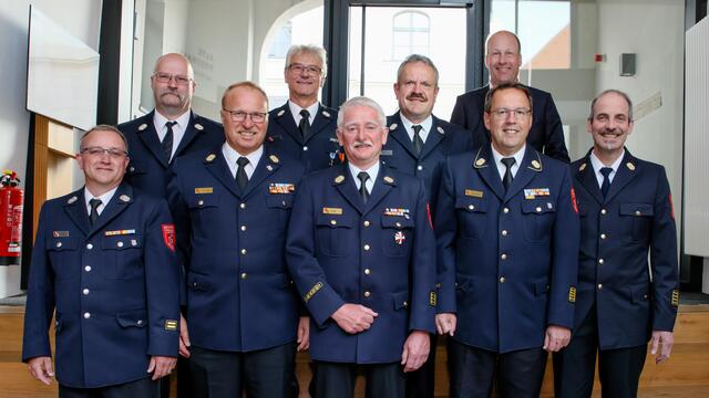 Langjährige Feuerwehrfunktionäre wurden zu Ehrenmitgliedern der Kreisbrandinspektion ernannt. Im Bild zu sehen sind (hintere Reihe von links) Wolfgang Baumeister, Josef Heinle, Stefan Vonay, Landrat Martin Sailer, (vordere Reihe von links) Martin Metzger, Günter Litzel, Georg Lipp, Alfred Zinsmeister sowie Kreisbrandrat Friedhelm Bechtel. | Foto: Julia Pietsch