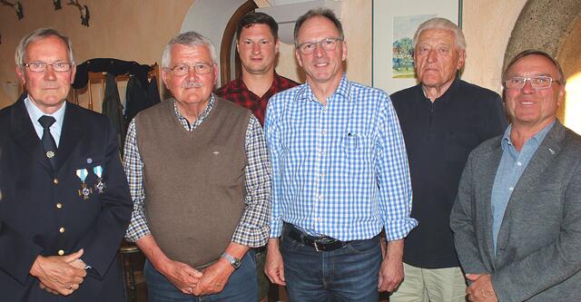 Meitingens dritter Bürgermeister Rudi Helfert (rechts) gratulierte Karlheinz Reichmuth, Ludwig Schuster, Daniel Specht, Patrick Reiser und Günter Bühlmayr (von links) zur Vorstandswahl bei der Soldatenkameradschaft 1872 Meitingen. | Foto: Peter Heider