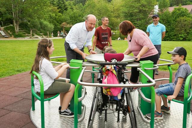 "Heute sehen wir, wie viel Spaß Inklusion machen kann“, sagte Bezirkstagspräsident Martin Sailer, der das Karussell zusammen mit Katharine Breunig und zahlreichen Kindern einweihte. | Foto: Elisabeth Heisig – Bezirk Schwaben