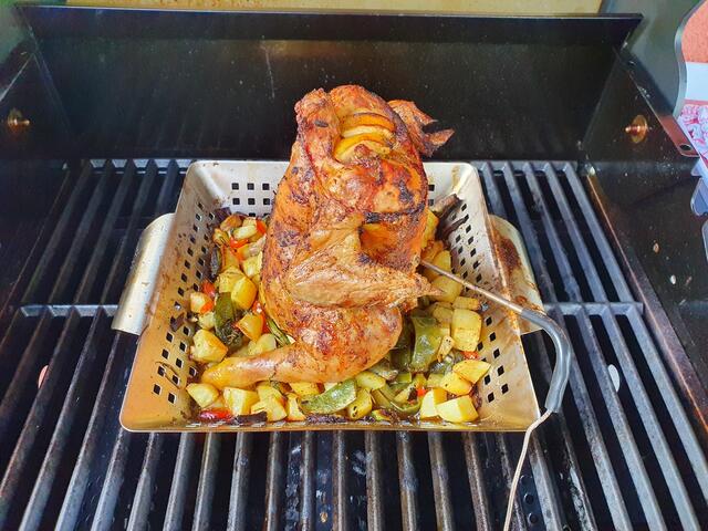 Im inneren des Hühnchens befindet sich ein mit dunklem Bier und Kräutern gefüllter Flüssigkeitsbehälter. Außen wird das Gemüse schonend mitgegrillt, da die Hitze nur leicht von unten und ansonsten von der Seite kommt.