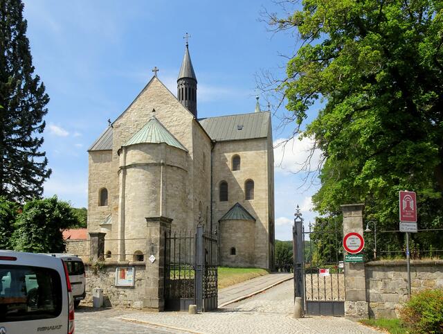 Osteingang zur Stiftskirche mit Ost - Apsis und Vierungsturm